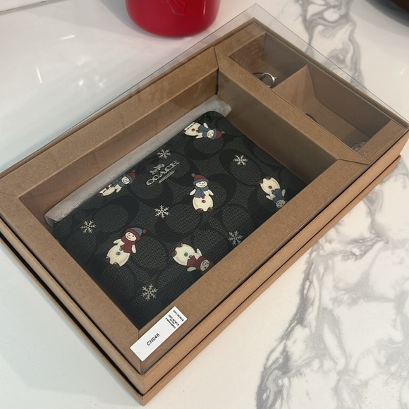 ⛄️🎄CUTE❤️ Coach wristlet Wallet - Picture 10 of 12